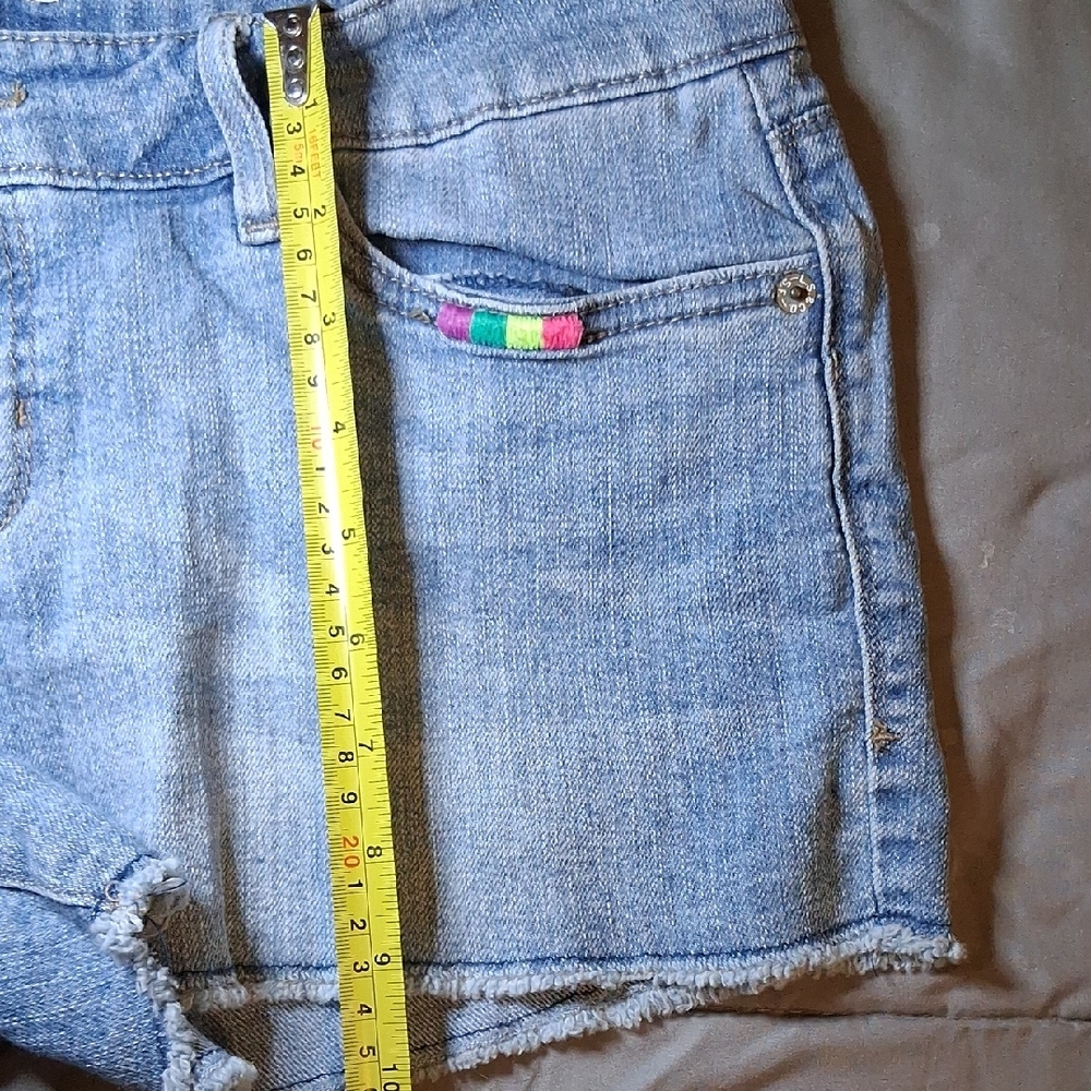 Levi's Light Blue Denim Frayed Hem Women's Shorts - Picture 8 of 8